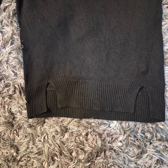 Vince Oversize Minimalist Cashmere Turtleneck Sweater With Side Slits - Picture 6 of 9